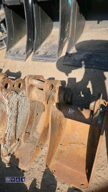 2 x digging buckets (9'' & 5'') (30mm pins)