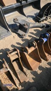 2 x digging buckets (9'' & 5'') (30mm pins) - 3