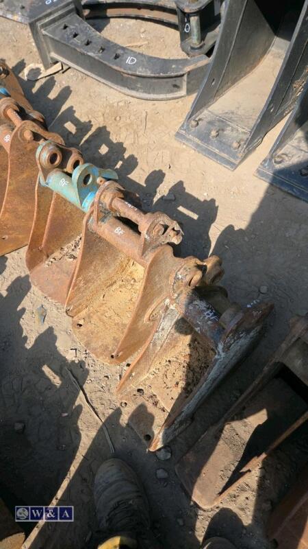 2 x digging buckets (9'' & 7'') (30mm pins)