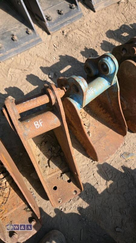 2 x digging buckets (9'' & 6'') (9'' 35mm & 6'' 25mm pins)