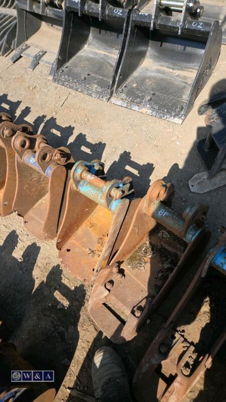 2 x 9'' digging buckets (30mm pins)