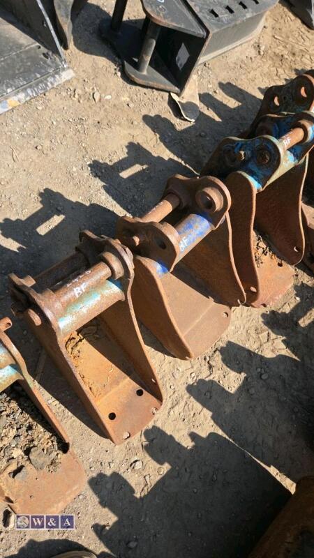 2 x digging buckets (9'' & 6'') (30mm pins)