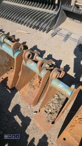 2 x digging buckets (9'' & 6'') (30mm pins)