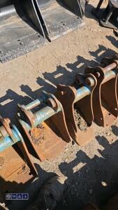 2 x digging buckets (9'' & 6'') (30mm pins) - 3
