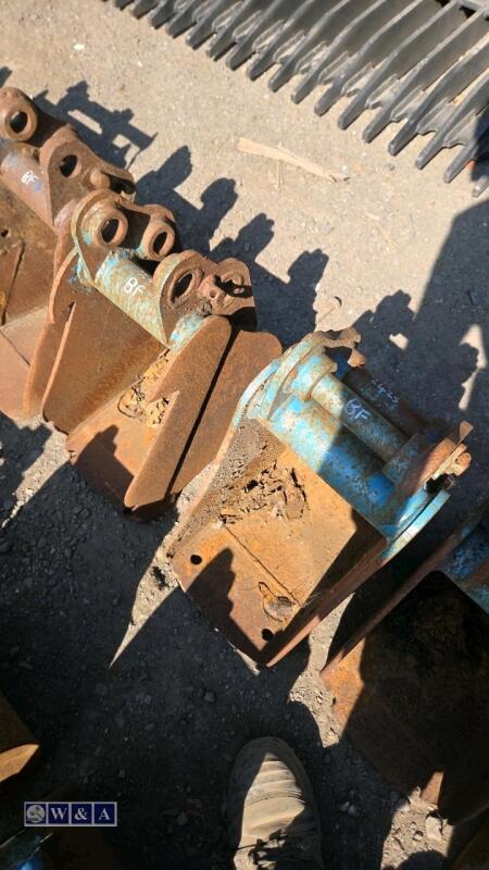2 x 9'' digging buckets (30mm pins)