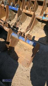 18'' digging bucket (30mm pins) - 2