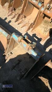 18'' digging bucket (25mm pins) - 2