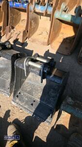18'' digging bucket c/w bolt on blade to suit 1.5t excavator (30mm pins) - 2