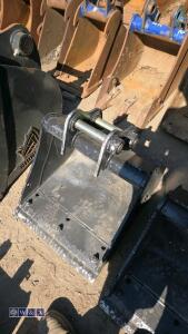 18'' digging bucket c/w bolt on blade to suit 1.5t excavator (30mm pins) - 2