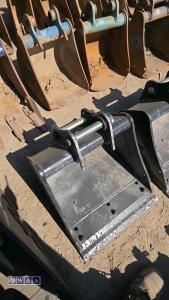 18'' digging bucket c/w bolt on blade to suit 1.5t excavator (30mm pins) - 3