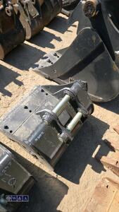 18'' digging bucket c/w bolt on blade to suit 1.5t excavator (30mm pins) - 4