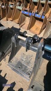 18'' digging bucket c/w bolt on blade to suit 1.5t excavator (35mm pins) - 2