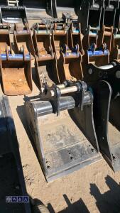 18'' digging bucket c/w bolt on blade to suit 1.5t excavator (35mm pins) - 3
