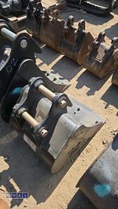 18'' digging bucket c/w bolt on blade to suit 1.5t excavator (35mm pins) - 4