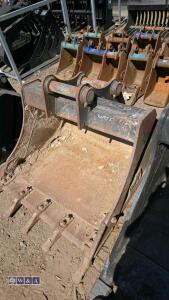 3ft digging bucket to suit 8t excavator (60mm pins) - 2