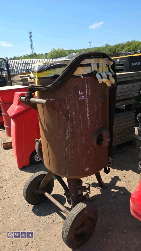 Sand blasting pot