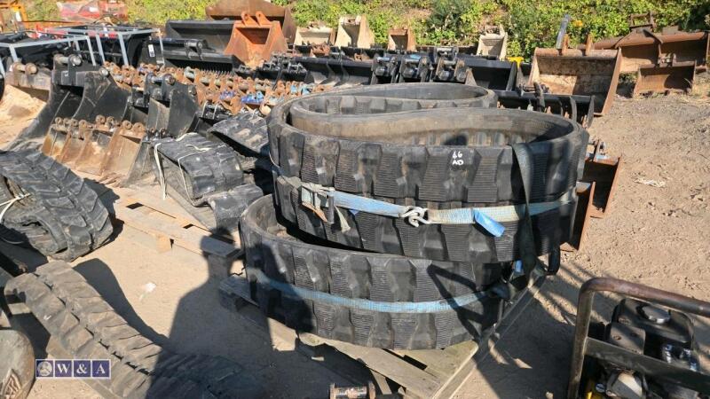 Pair of rubber tracks to suit Takeuchi (400 x 74 x 72.5kg)