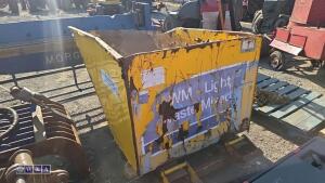 Telehandler tipping skip - 2