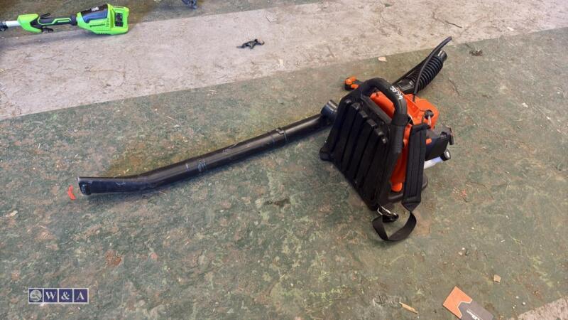 Petrol backpack blower