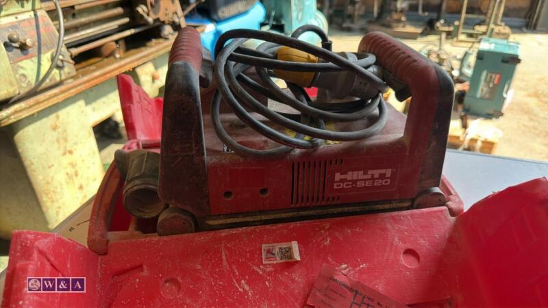 HILTI DC-SE20 110v wall chaser c/w case (HT019037)