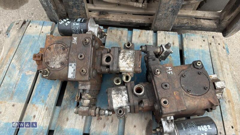 2 x LINDE hydraulic pumps