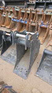 1ft digging bucket c/w bolt on blade (45mm pins) - 3