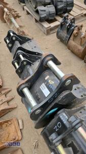 1ft digging bucket c/w bolt on blade (45mm pins) - 5