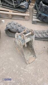 9'' digging bucket (35mm pins) - 2