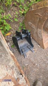 1ft RHINOX digging bucket (30mm pins) (to suit 0.75t excavator)