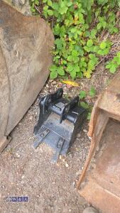 1ft RHINOX digging bucket (30mm pins) (to suit 0.75t excavator) - 2