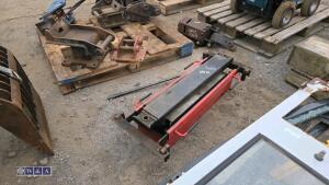 Hydraulic pit jack