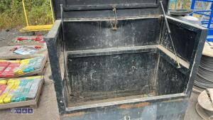 Van vault (large)(3155060) - 7