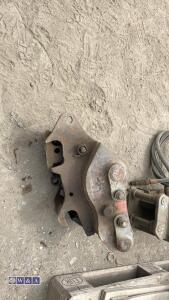 Hydraulic quick hitch to suit excavator (45mm pins) - 4