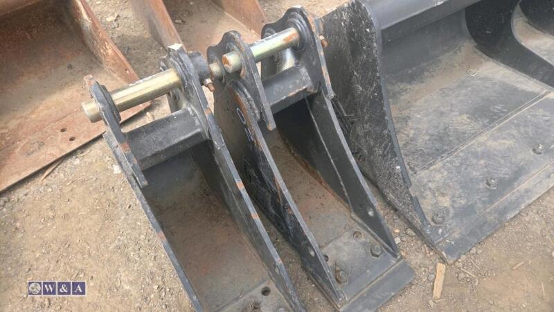 6'' digging bucket c/w bolt on blade to suit 1.5t excavator (30mm pins)