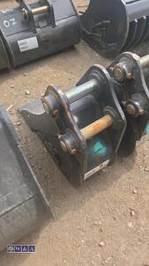6'' digging bucket c/w bolt on blade to suit 1.5t excavator (30mm pins) - 3