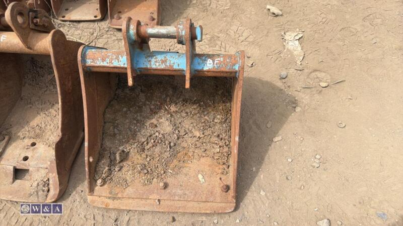 18'' digging bucket (30mm pins)