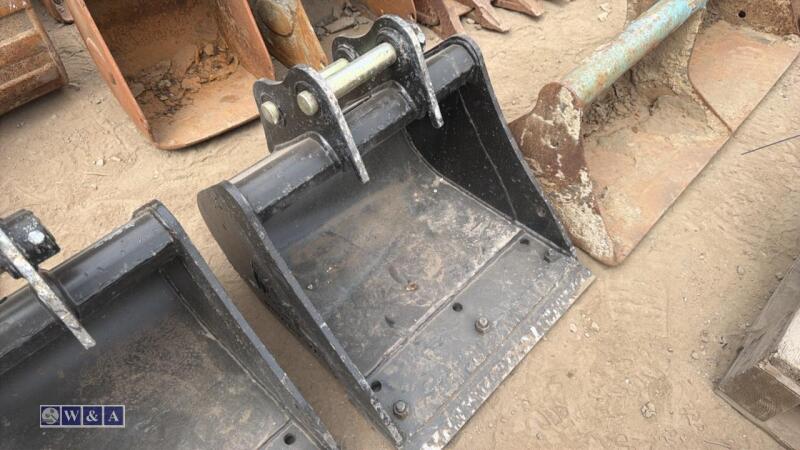 18'' digging bucket c/w bolt on blade to suit 1.5t excavator (30mm pins)