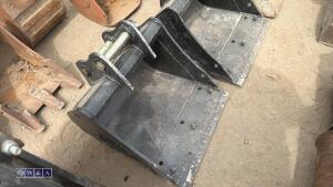 18'' digging bucket c/w bolt on blade to suit 1.5t excavator (30mm pins)