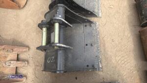18'' digging bucket c/w bolt on blade to suit 1.5t excavator (30mm pins) - 5
