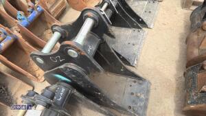 1ft digging bucket c/w bolt on blade (45mm pins)