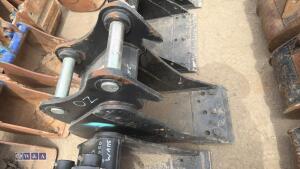 1ft digging bucket c/w bolt on blade (45mm pins) - 2