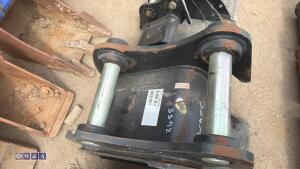 1ft digging bucket c/w bolt on blade (45mm pins) - 6