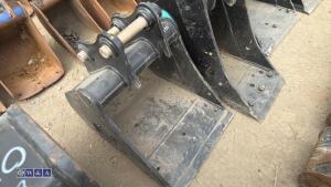 18'' digging bucket c/w bolt on blade to suit 1.5t excavator (35mm pins)