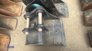 18'' digging bucket c/w bolt on blade to suit 1.5t excavator (35mm pins) - 5