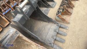 23'' digging bucket c/w bolt on blade to suit 5-6t excavator (60mm pins)