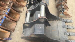23'' digging bucket c/w bolt on blade to suit 5-6t excavator (60mm pins) - 6