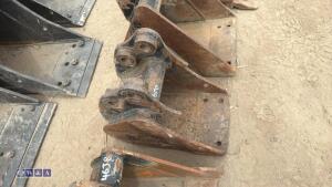 9'' digging bucket (25mm pins) - 5