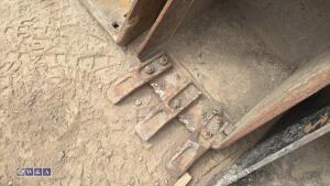 12'' digging bucket (25mm pins) - 6