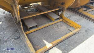 Forklift tipping skip - 4