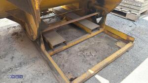 Forklift tipping skip - 6